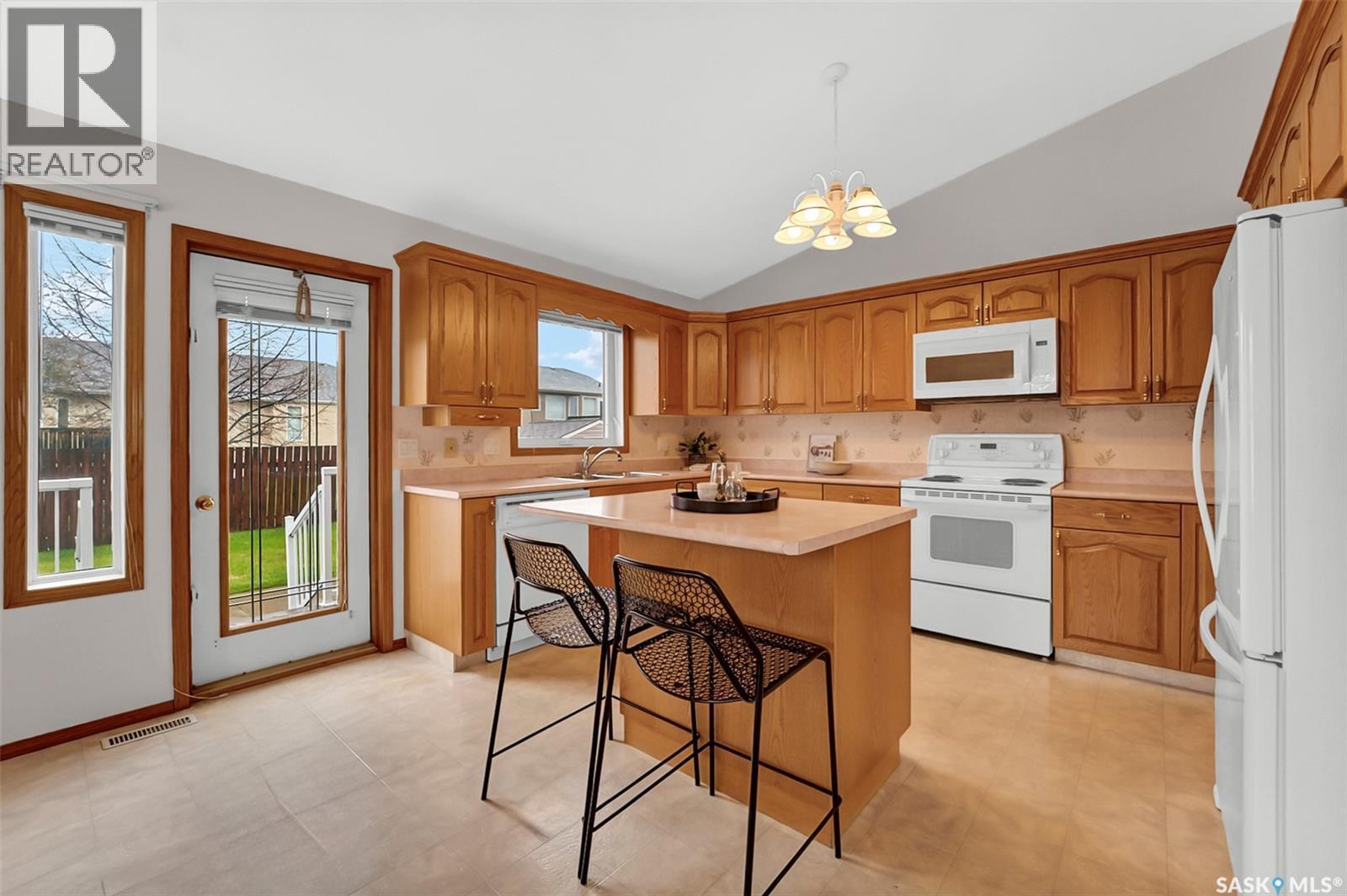 735 Fairbrother Avenue, Saskatoon, SK - Indoor Photo Showing Kitchen