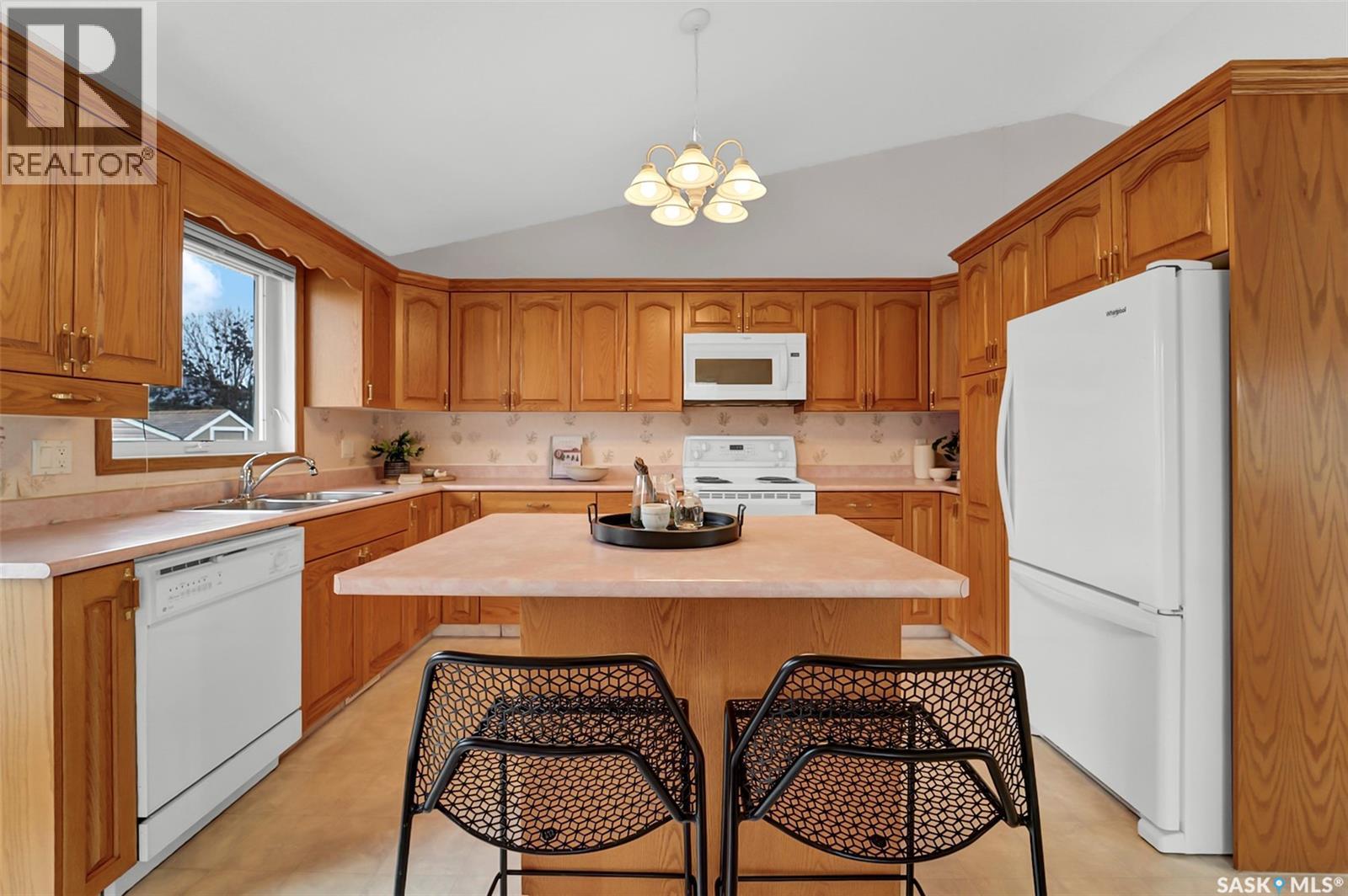 735 Fairbrother Avenue, Saskatoon, SK - Indoor Photo Showing Kitchen With Double Sink