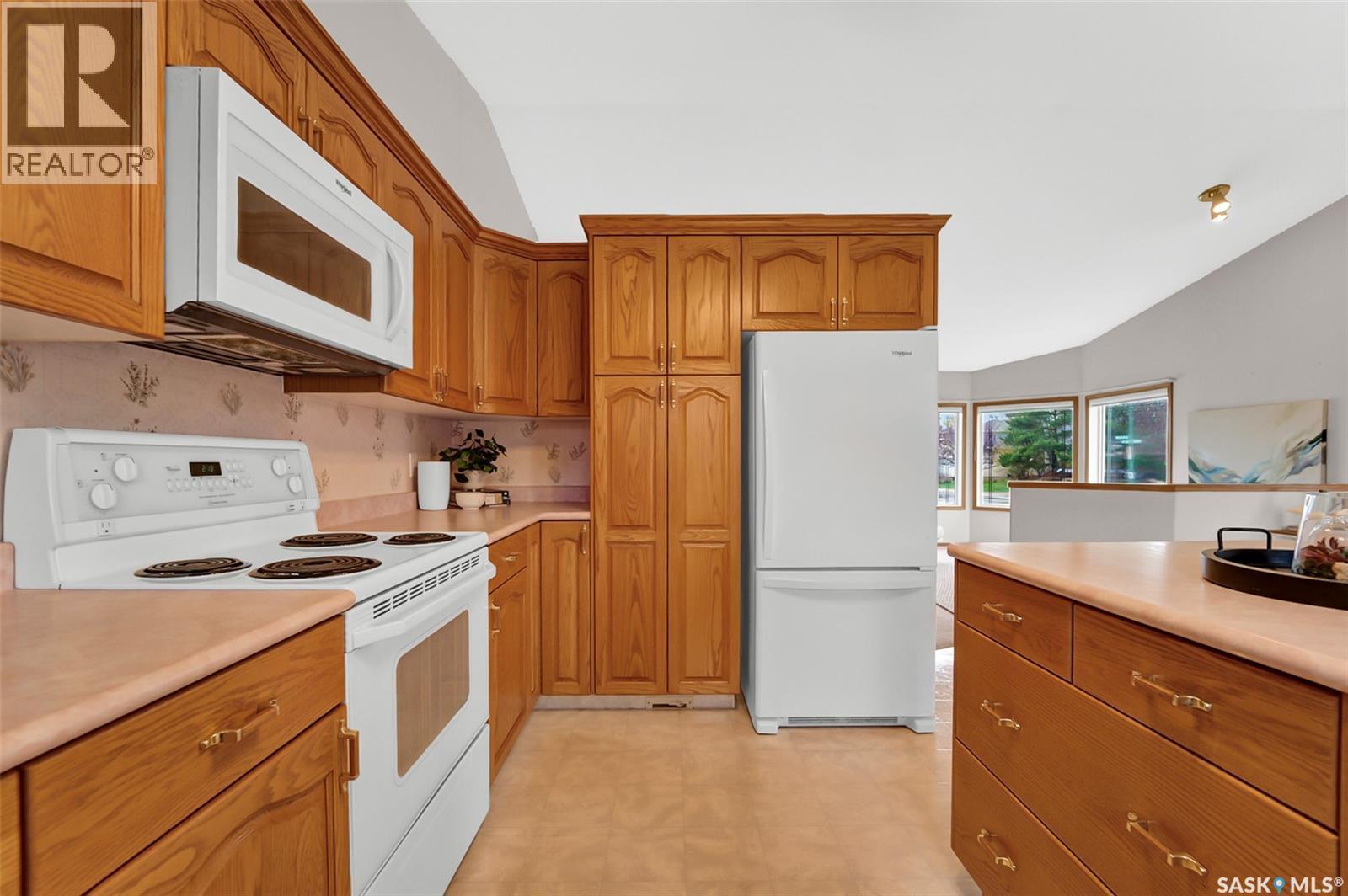 735 Fairbrother Avenue, Saskatoon, SK - Indoor Photo Showing Kitchen
