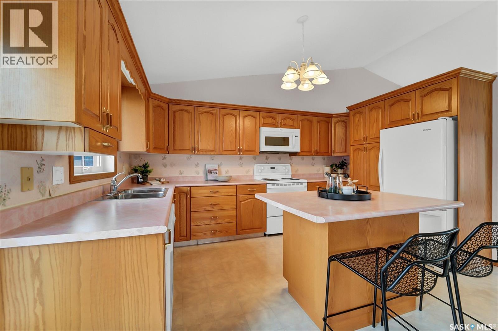 735 Fairbrother Avenue, Saskatoon, SK - Indoor Photo Showing Kitchen With Double Sink