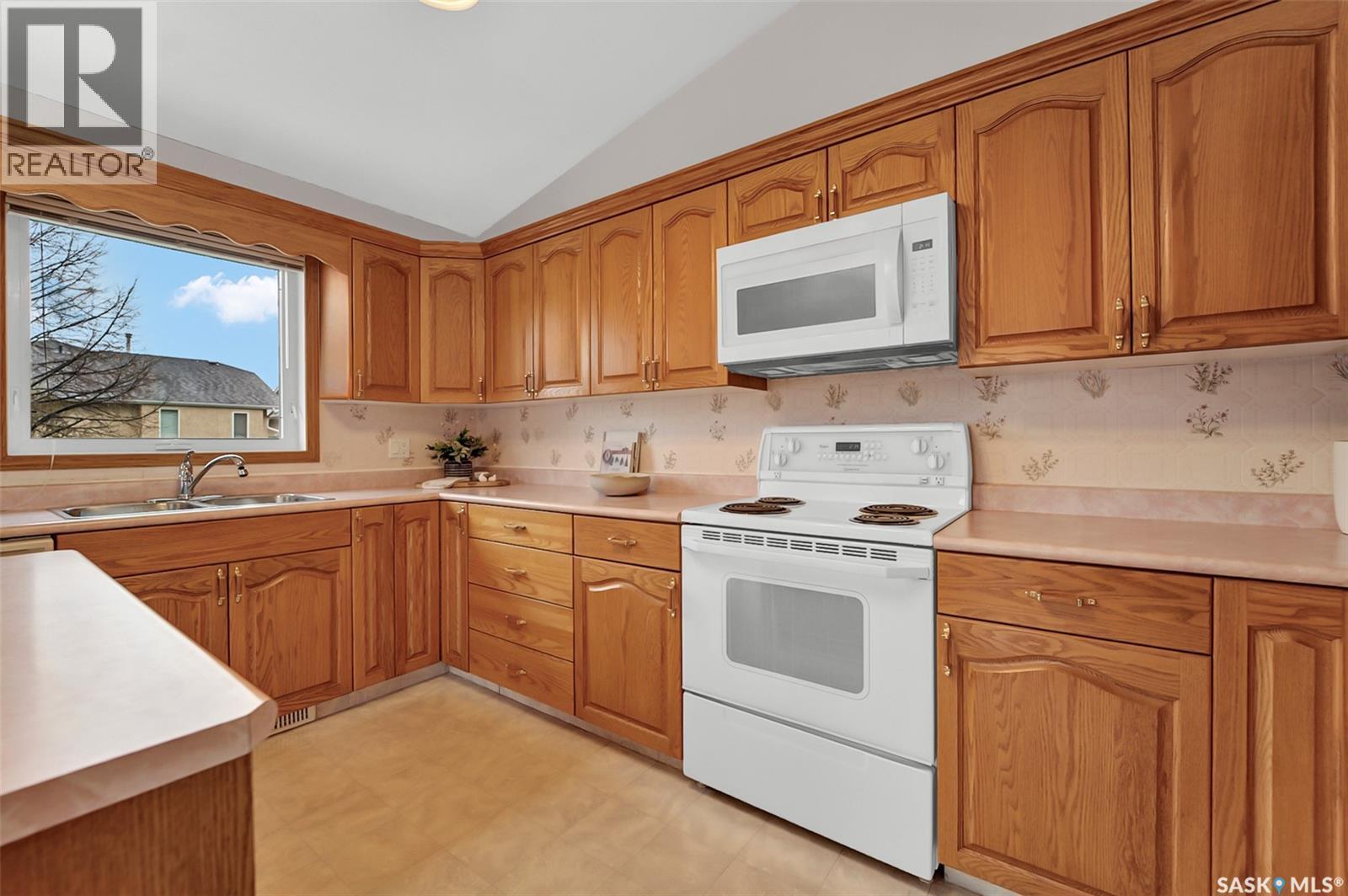 735 Fairbrother Avenue, Saskatoon, SK - Indoor Photo Showing Kitchen With Double Sink