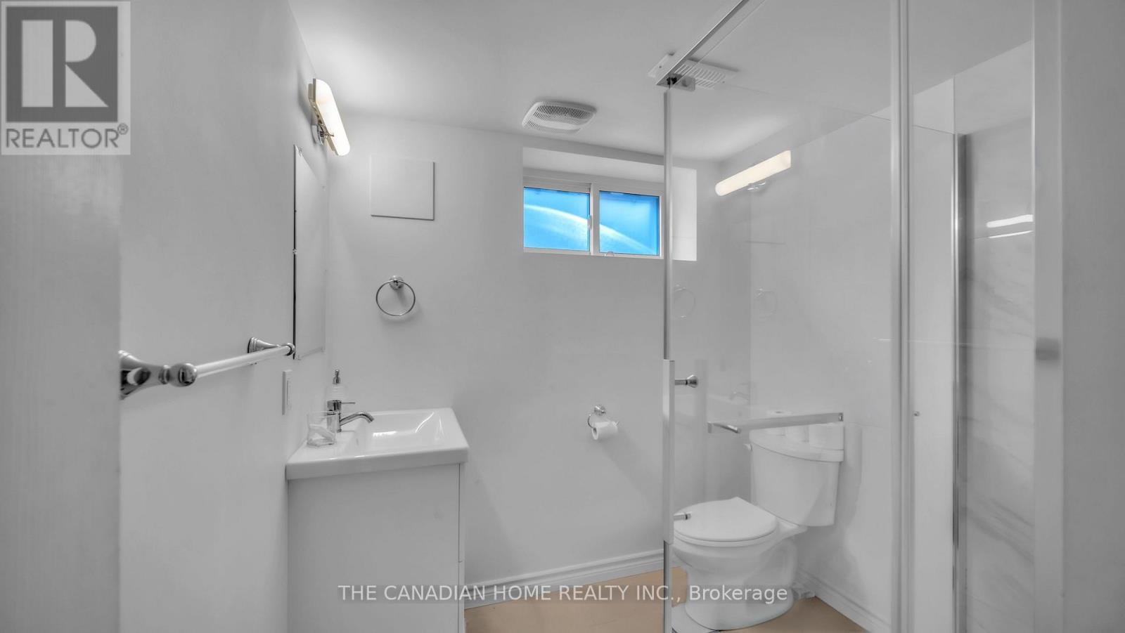 196 Tuxedo Avenue, Hamilton, ON - Indoor Photo Showing Bathroom