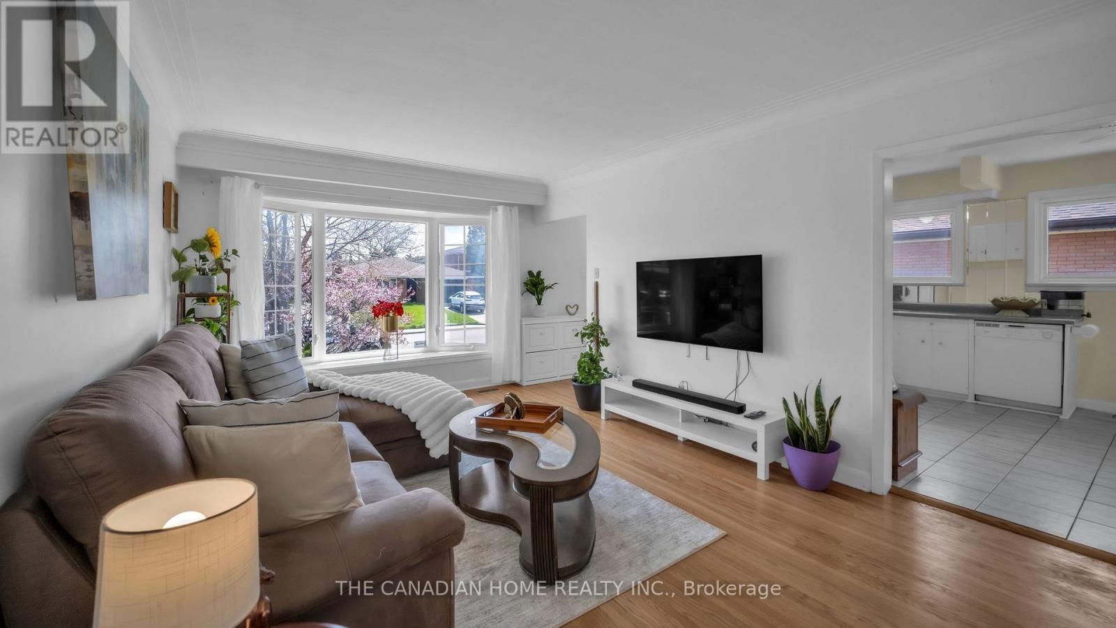196 Tuxedo Avenue, Hamilton, ON - Indoor Photo Showing Living Room