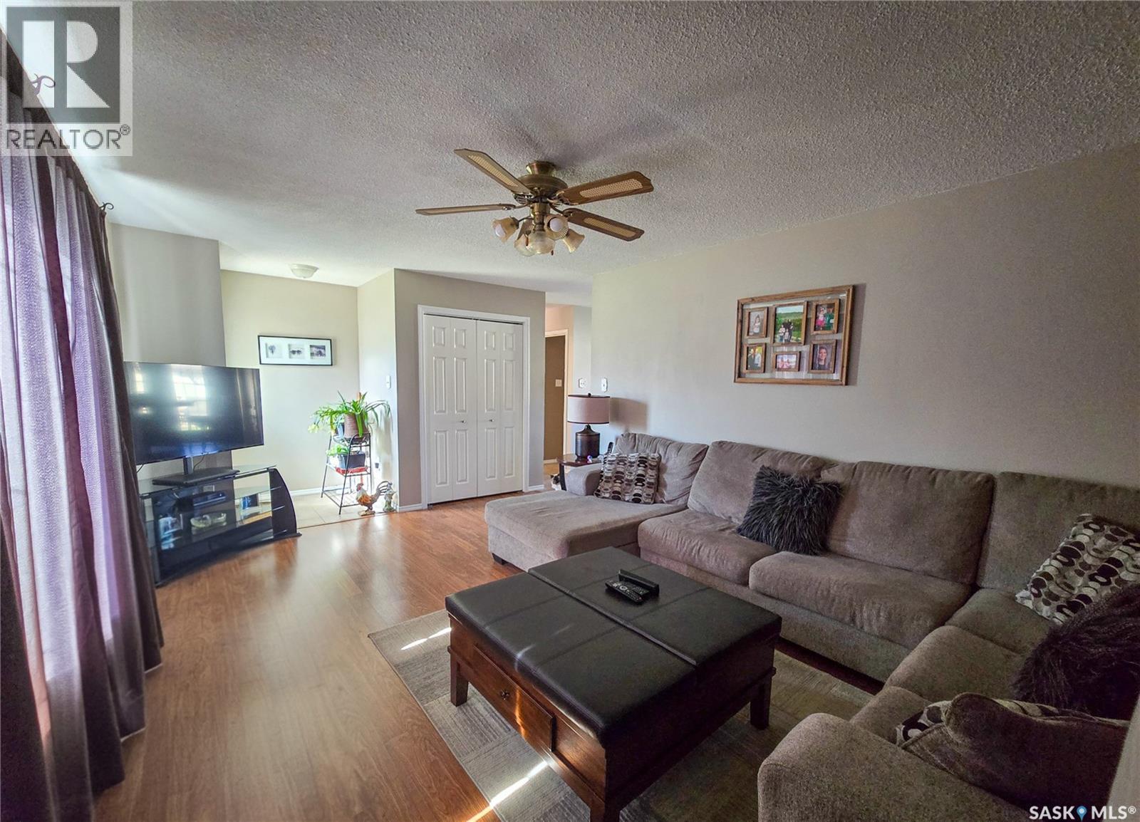 15 Mackenzie Drive, Yorkton, SK - Indoor Photo Showing Living Room