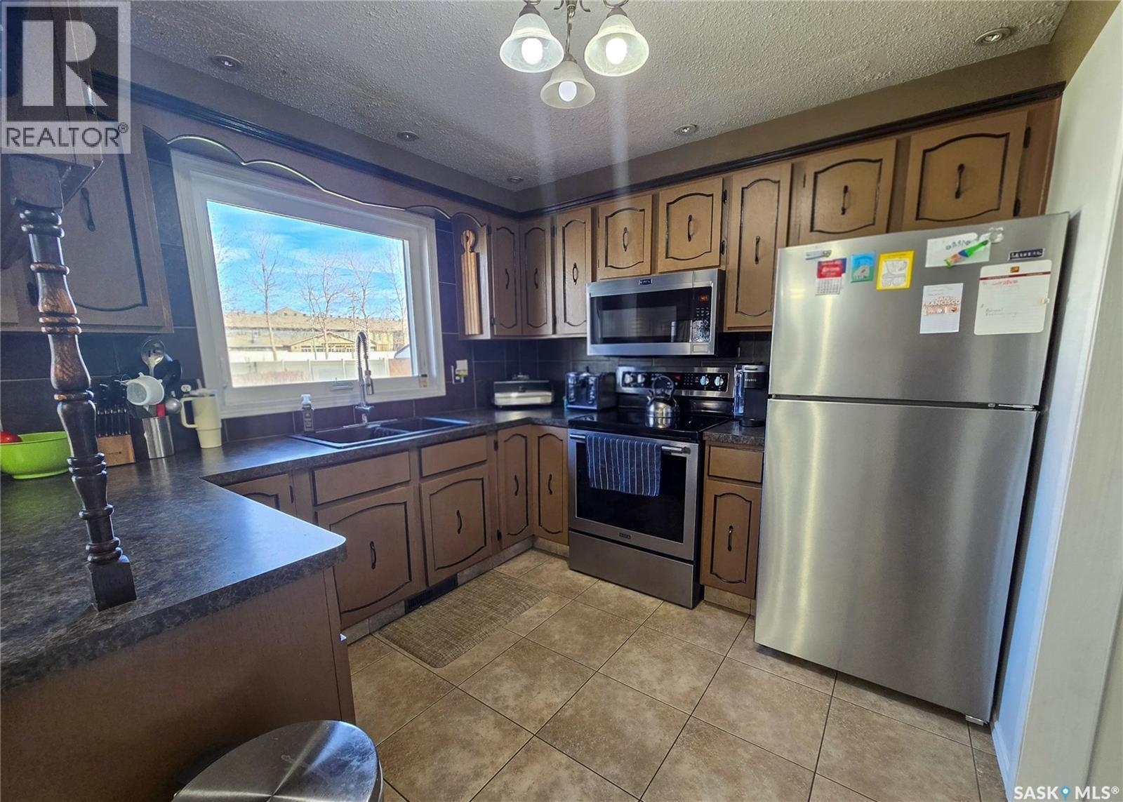 15 Mackenzie Drive, Yorkton, SK - Indoor Photo Showing Kitchen With Double Sink