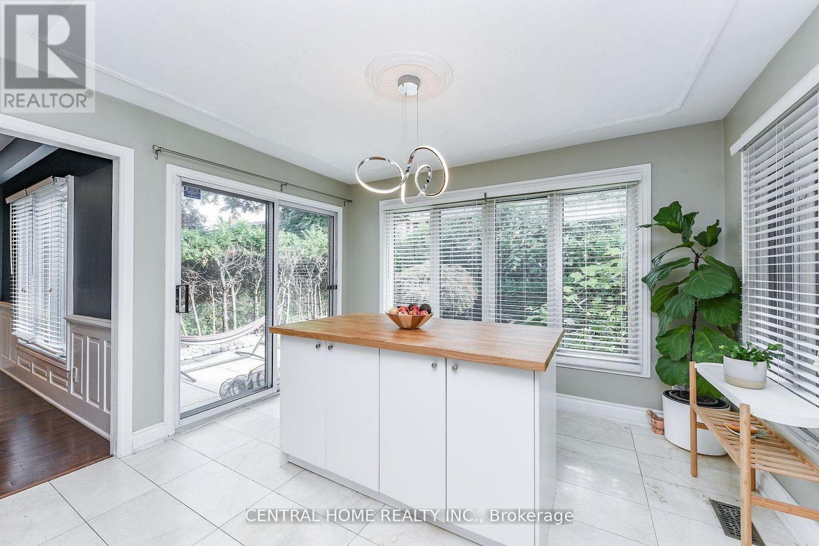 4 Robaldon Road, Toronto, ON - Indoor