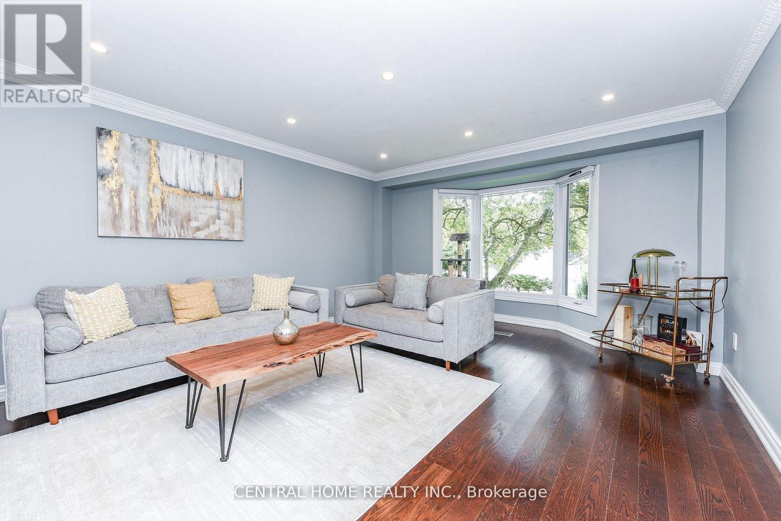 4 Robaldon Road, Toronto, ON - Indoor Photo Showing Living Room