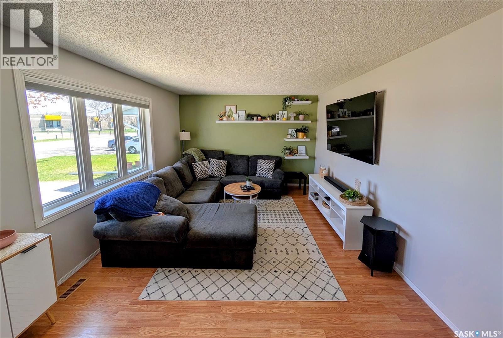 110 Paynter Crescent, Regina, SK - Indoor Photo Showing Living Room