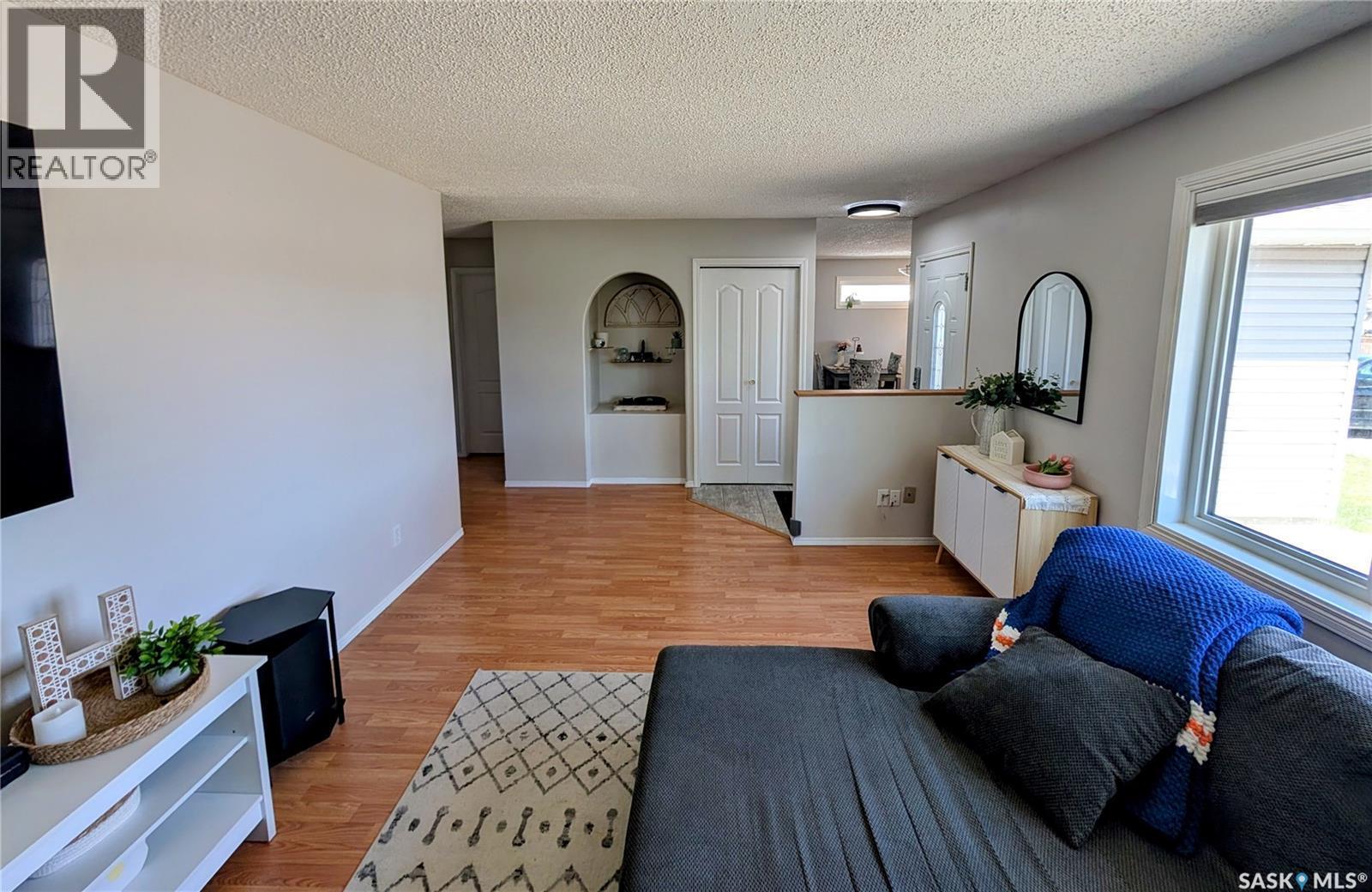 110 Paynter Crescent, Regina, SK - Indoor Photo Showing Living Room