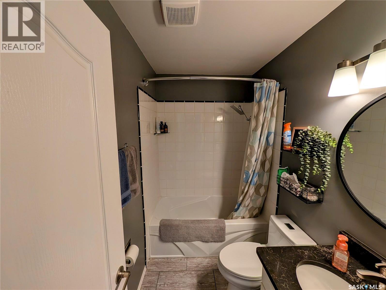 110 Paynter Crescent, Regina, SK - Indoor Photo Showing Bathroom
