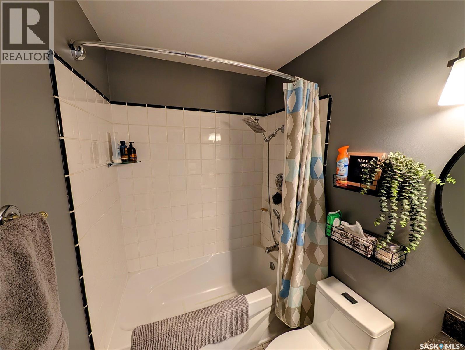 110 Paynter Crescent, Regina, SK - Indoor Photo Showing Bathroom