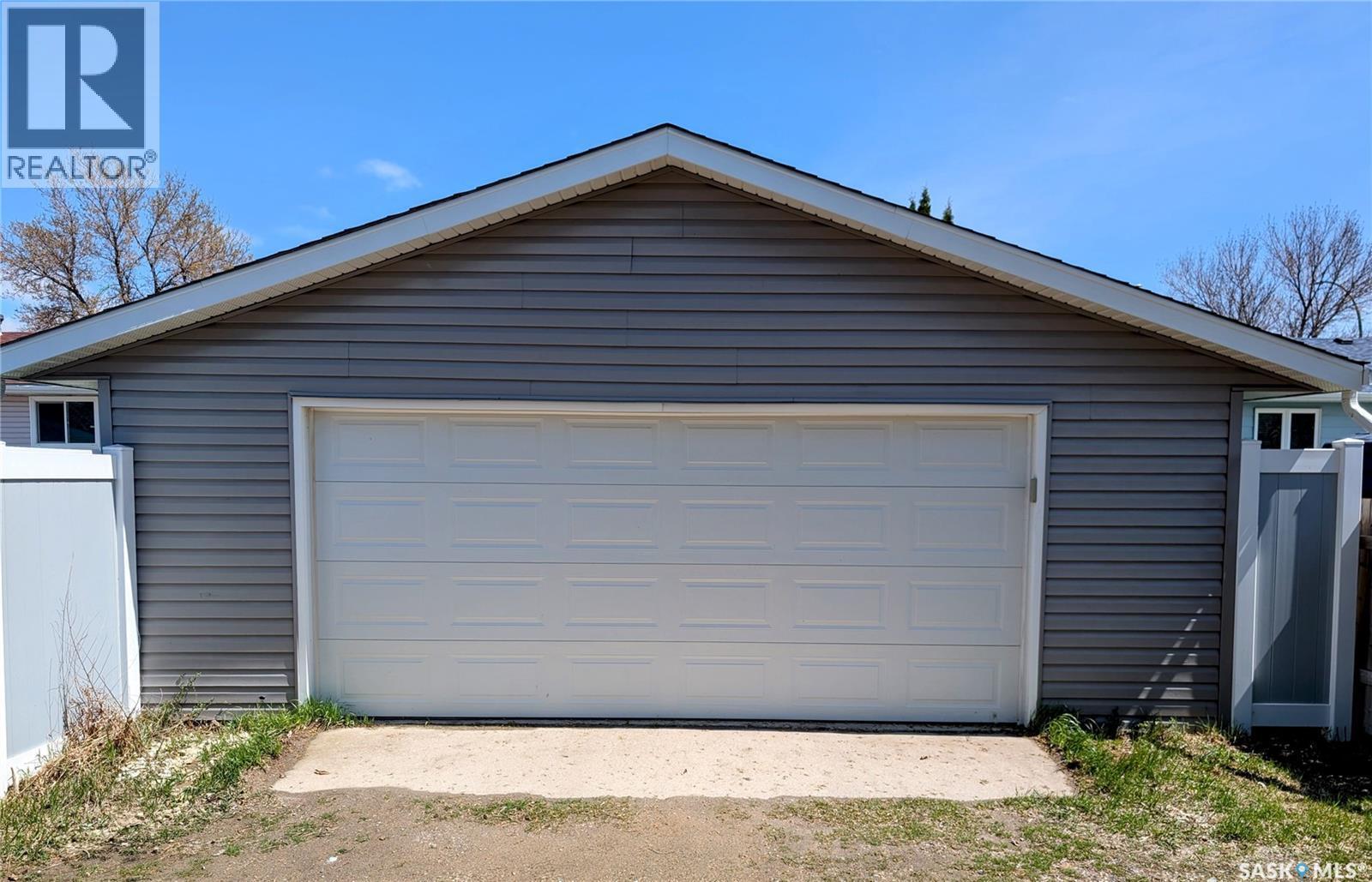 110 Paynter Crescent, Regina, SK - Outdoor With Exterior