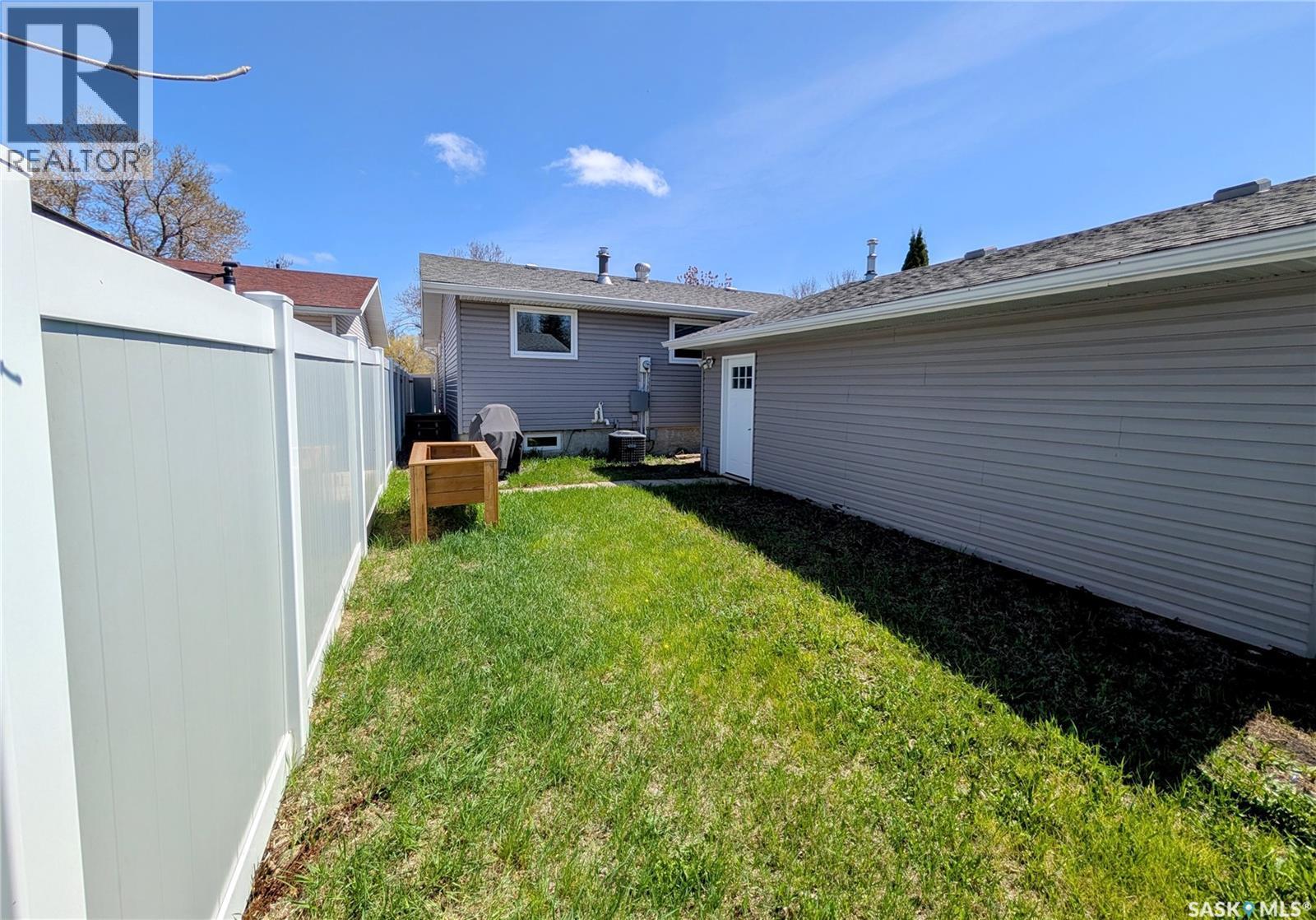 110 Paynter Crescent, Regina, SK - Outdoor With Exterior