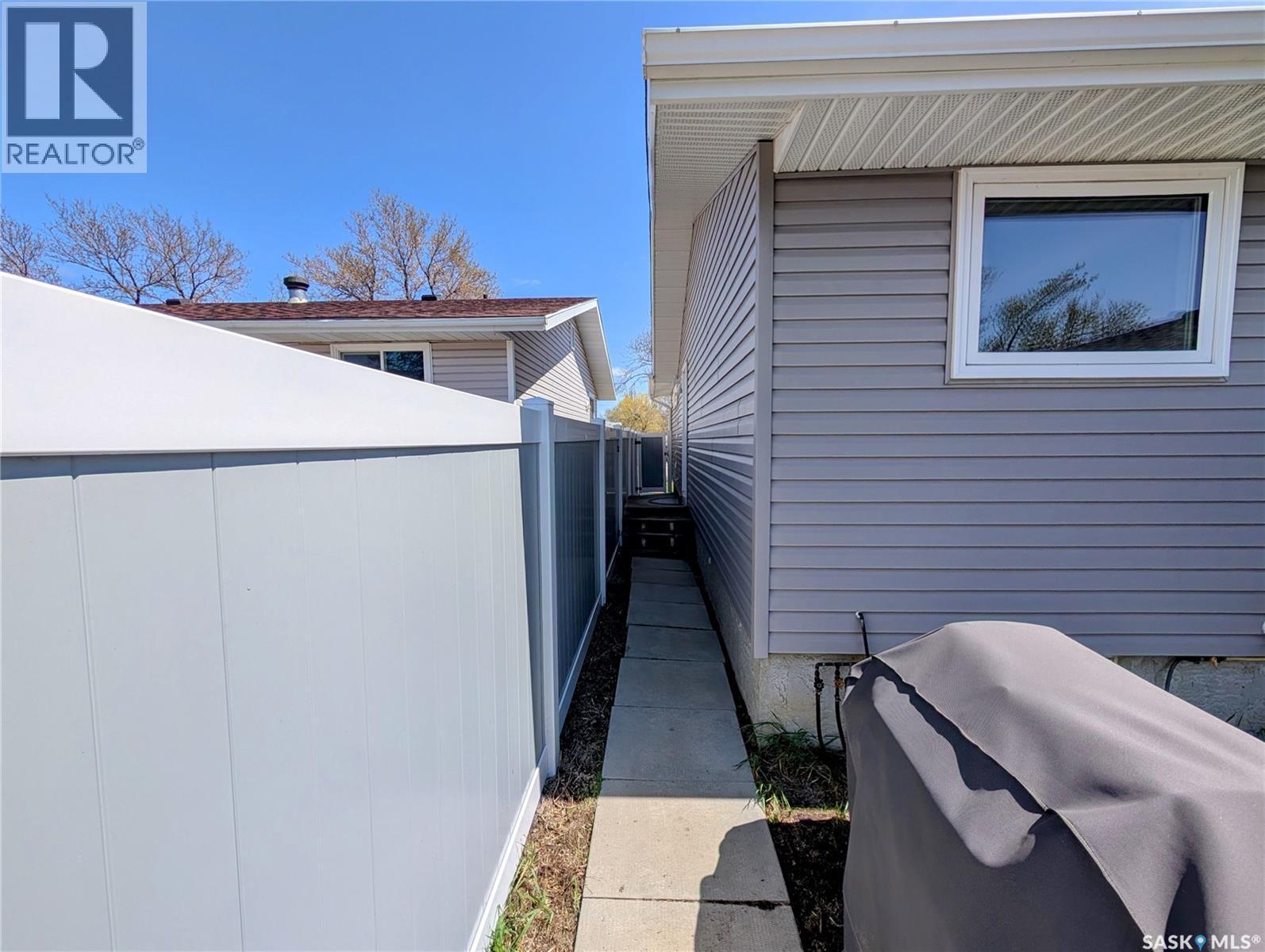 110 Paynter Crescent, Regina, SK - Outdoor With Exterior