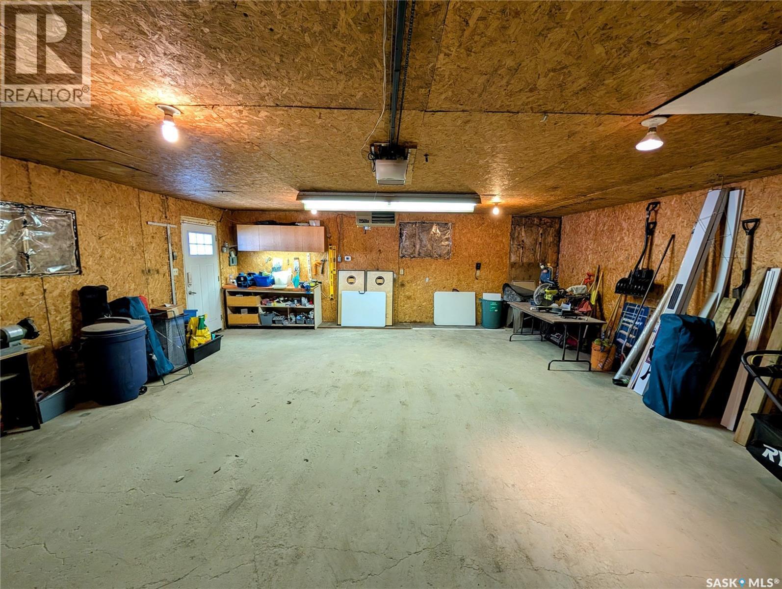 110 Paynter Crescent, Regina, SK - Indoor Photo Showing Garage