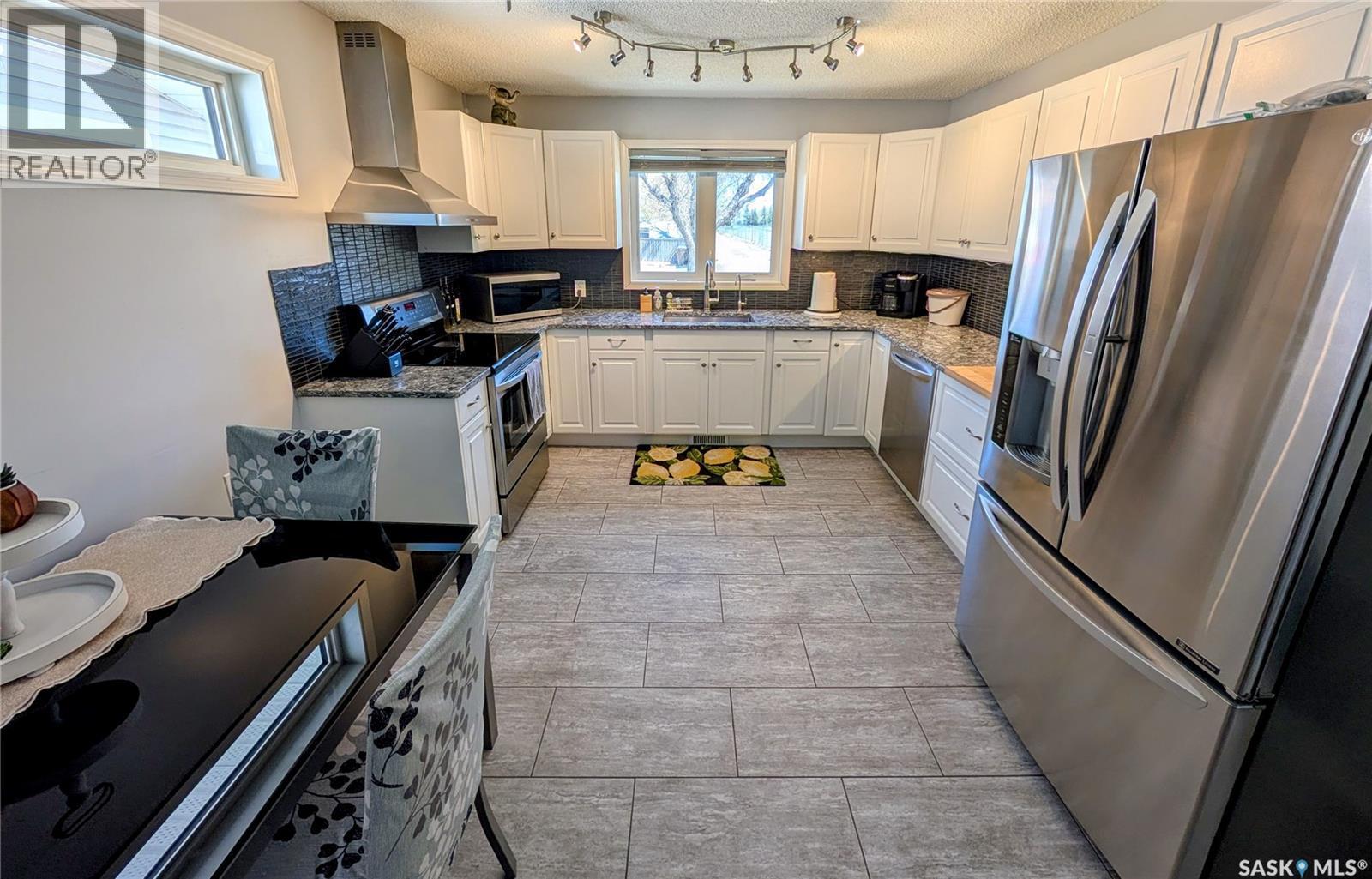 110 Paynter Crescent, Regina, SK - Indoor Photo Showing Kitchen