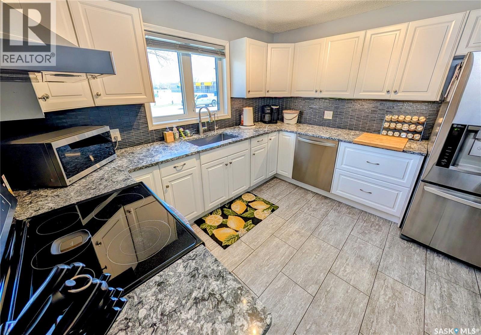 110 Paynter Crescent, Regina, SK - Indoor Photo Showing Kitchen