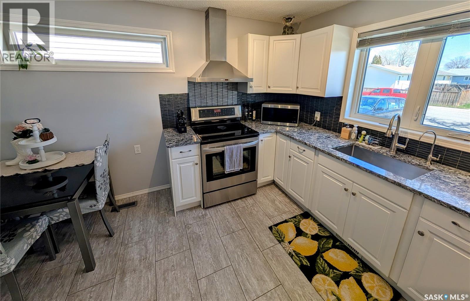 110 Paynter Crescent, Regina, SK - Indoor Photo Showing Kitchen With Double Sink
