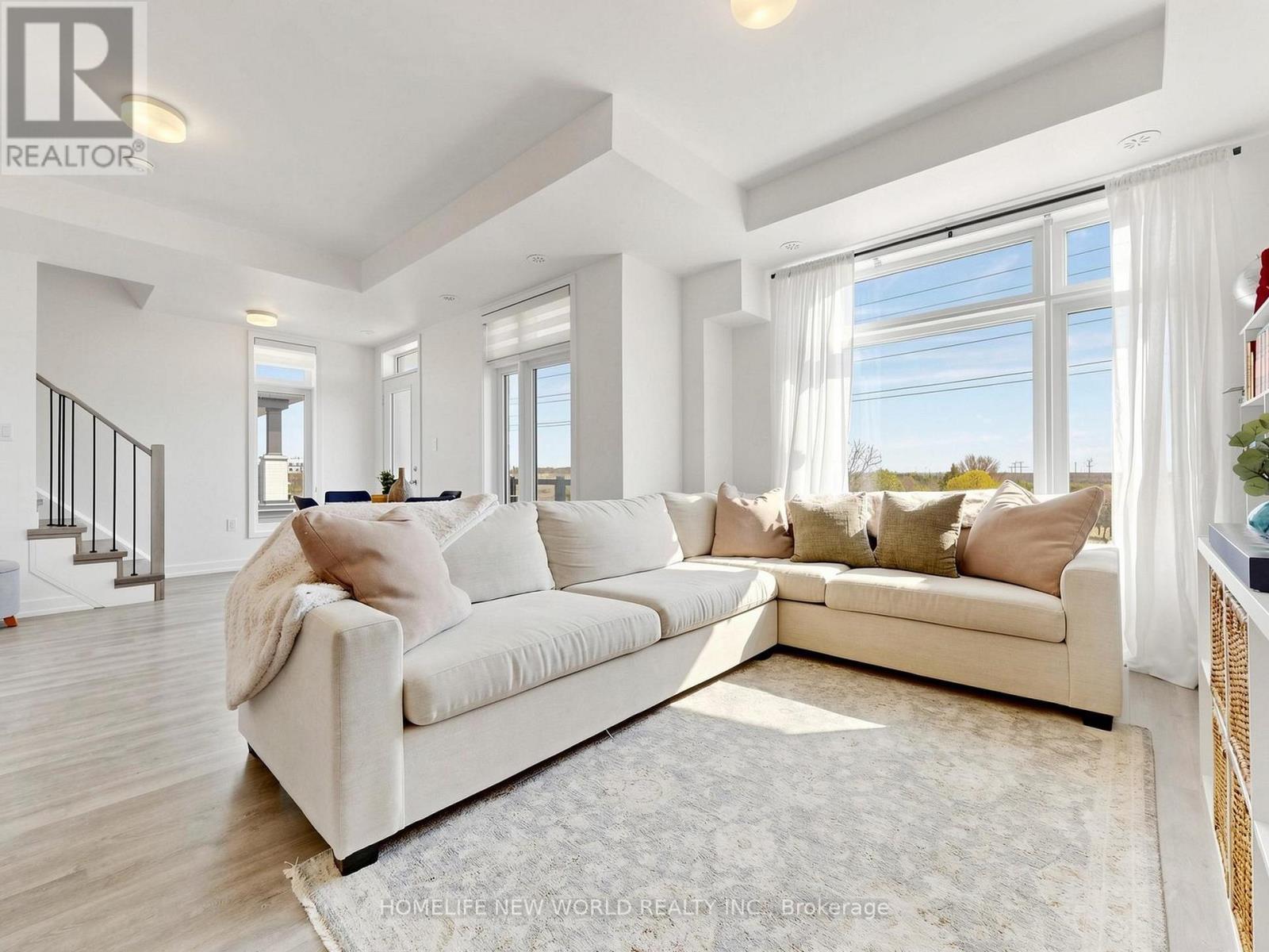 218 - 2550 Castlegate Crossing, Pickering, ON - Indoor Photo Showing Living Room