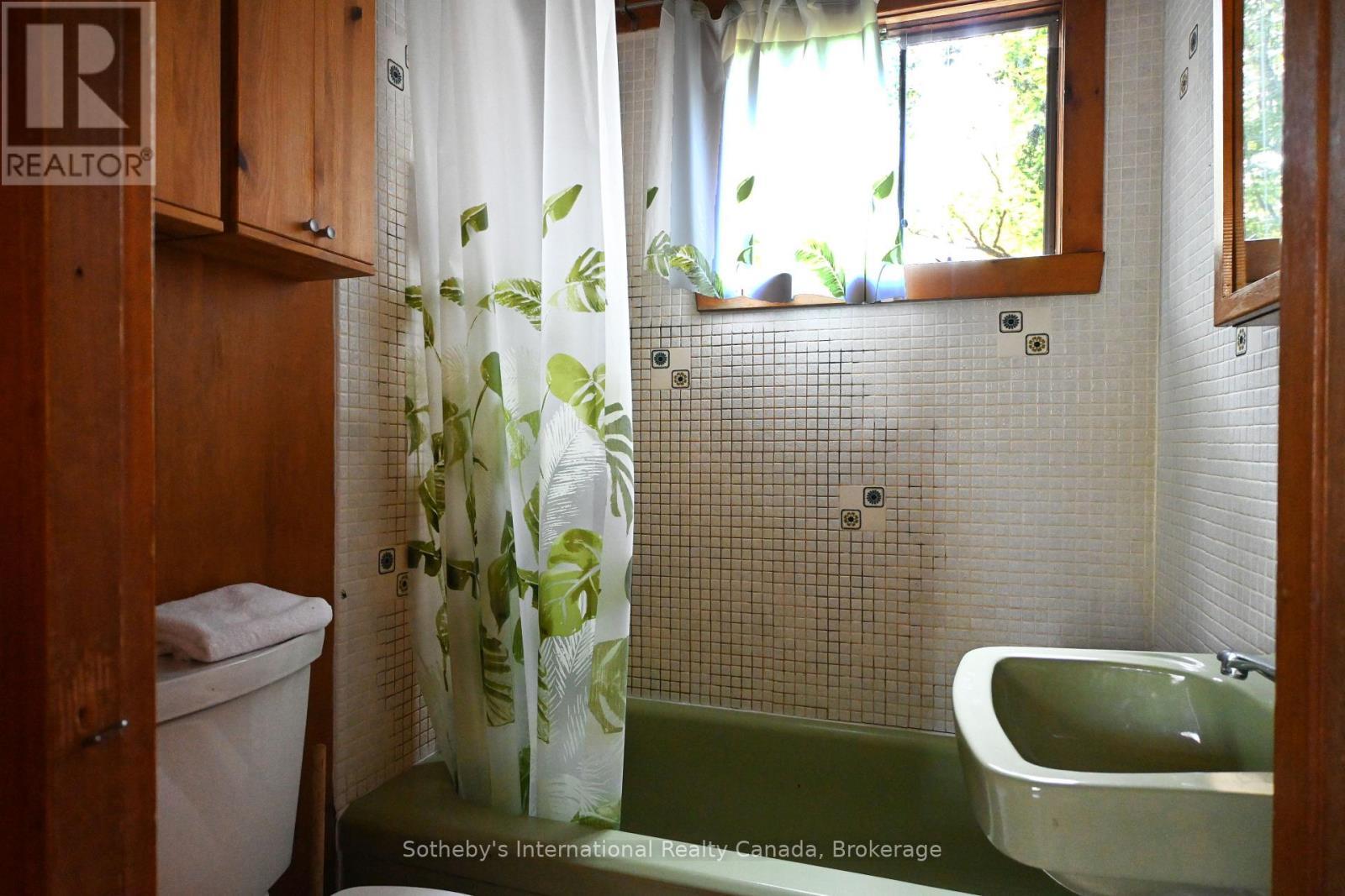1 Brill'S Island, Nipissing, ON - Indoor Photo Showing Bathroom