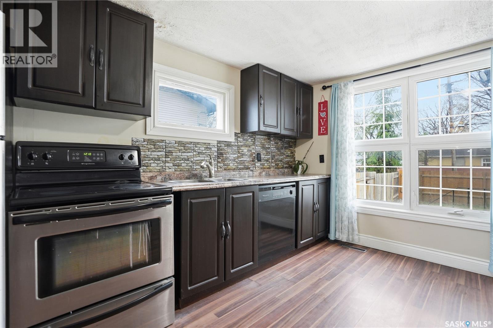 1115 J Avenue N, Saskatoon, SK - Indoor Photo Showing Kitchen