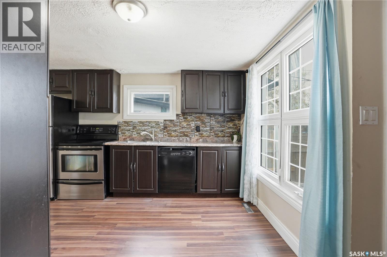 1115 J Avenue N, Saskatoon, SK - Indoor Photo Showing Kitchen