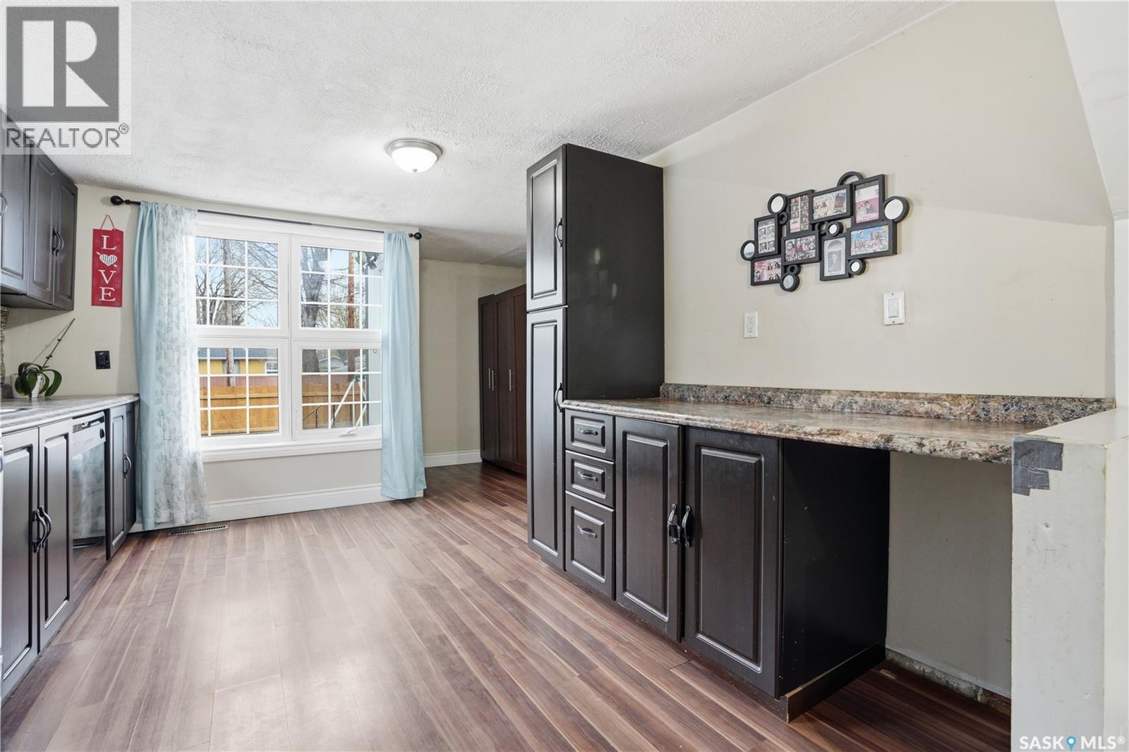 1115 J Avenue N, Saskatoon, SK - Indoor Photo Showing Kitchen
