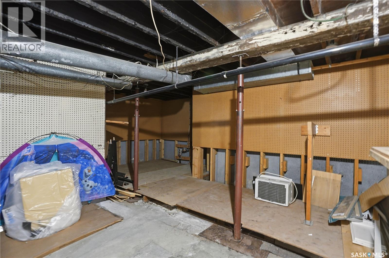 1115 J Avenue N, Saskatoon, SK - Indoor