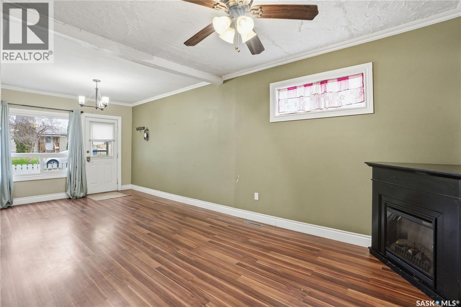 1115 J Avenue N, Saskatoon, SK - Indoor With Fireplace