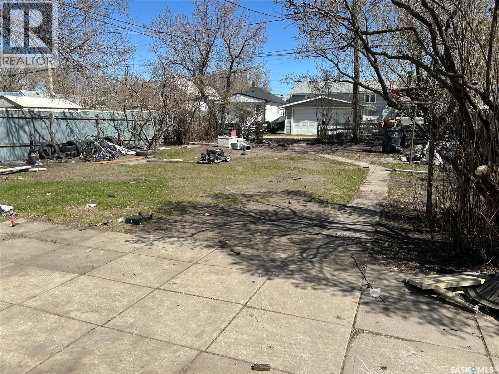 825 Valley Street, Estevan, SK - Outdoor