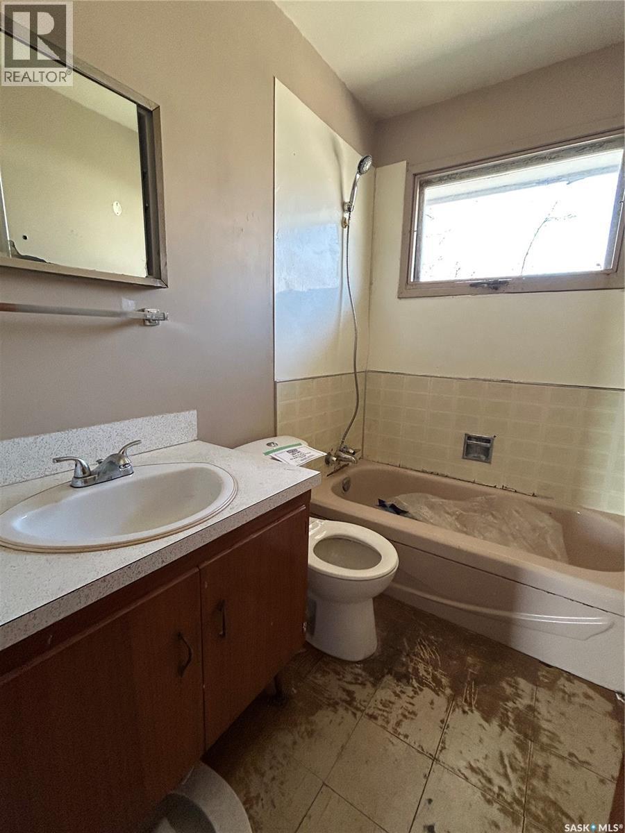 825 Valley Street, Estevan, SK - Indoor Photo Showing Bathroom