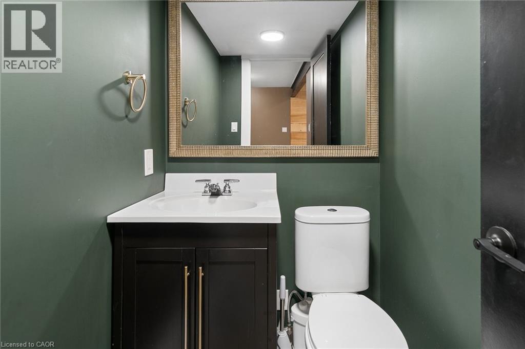 24 Davidson Street, Cambridge, ON - Indoor Photo Showing Bathroom