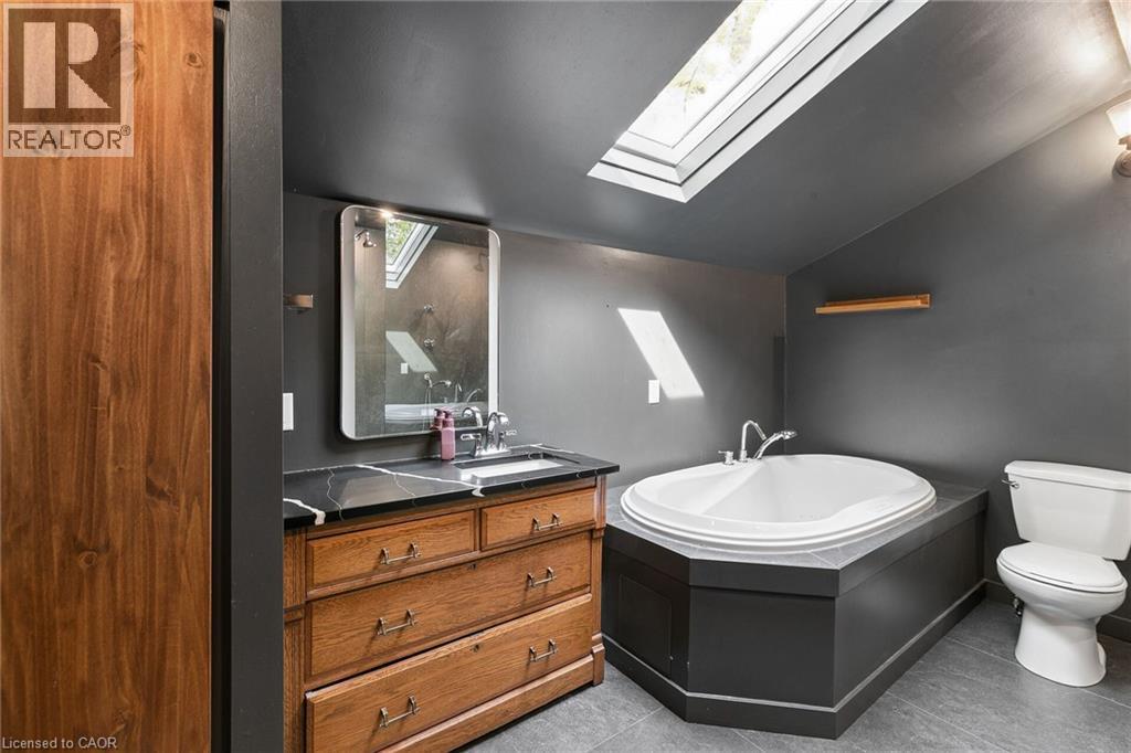 24 Davidson Street, Cambridge, ON - Indoor Photo Showing Bathroom