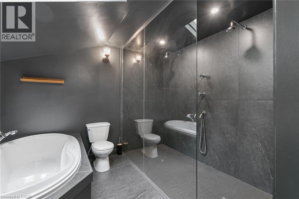 24 Davidson Street, Cambridge, ON - Indoor Photo Showing Bathroom