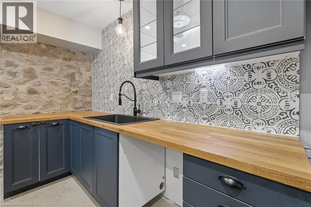 24 Davidson Street, Cambridge, ON - Indoor Photo Showing Kitchen
