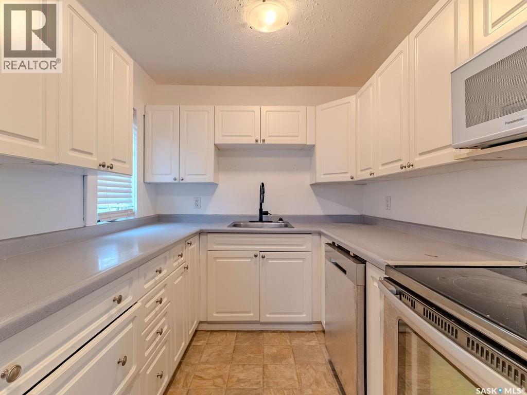 9 Minto Place, Saskatoon, SK - Indoor Photo Showing Kitchen