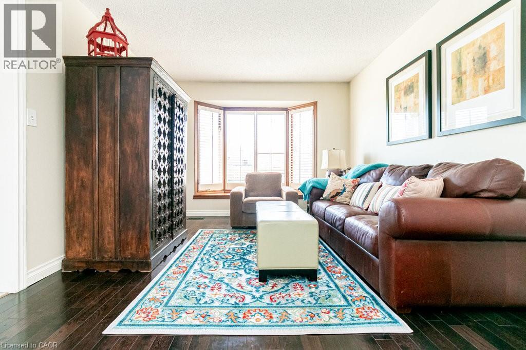 35 Horizon Court, Hamilton, ON - Indoor Photo Showing Living Room