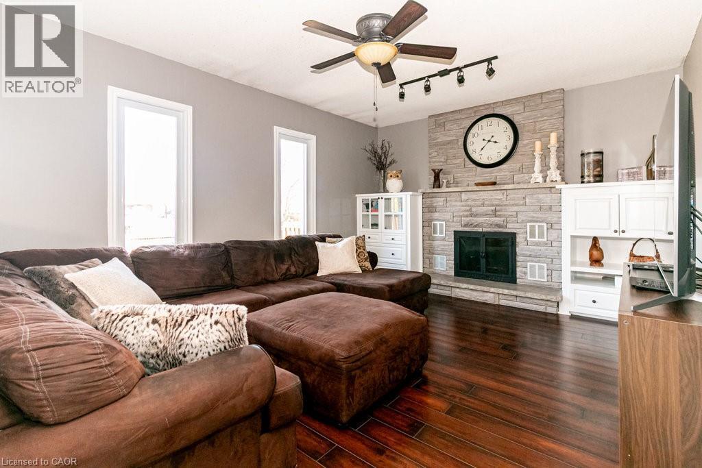35 Horizon Court, Hamilton, ON - Indoor Photo Showing Living Room With Fireplace