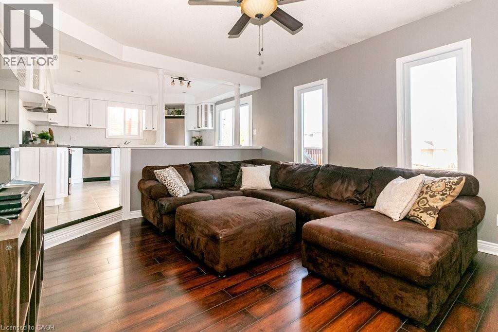 35 Horizon Court, Hamilton, ON - Indoor Photo Showing Living Room