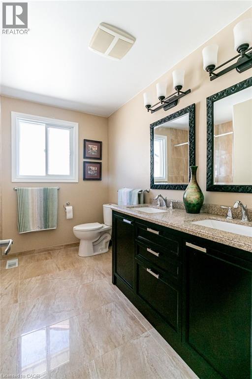 35 Horizon Court, Hamilton, ON - Indoor Photo Showing Bathroom