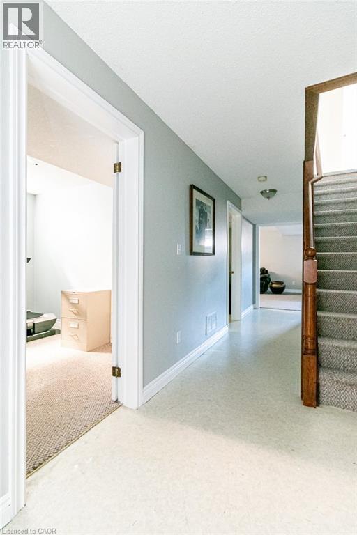 35 Horizon Court, Hamilton, ON - Indoor Photo Showing Other Room