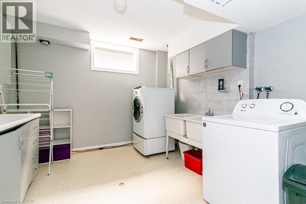35 Horizon Court, Hamilton, ON - Indoor Photo Showing Laundry Room