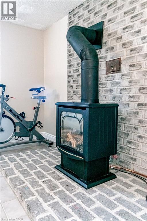 35 Horizon Court, Hamilton, ON - Indoor With Fireplace