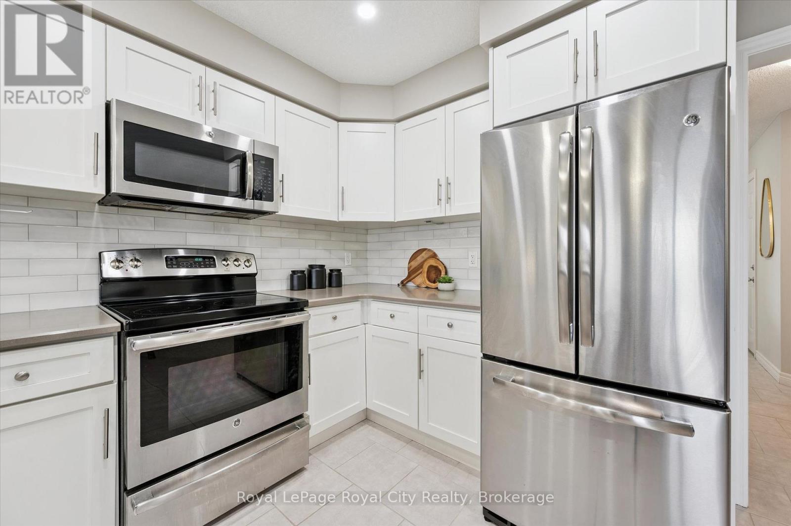 5 Sandybay Avenue, Kitchener, ON - Indoor Photo Showing Kitchen With Upgraded Kitchen