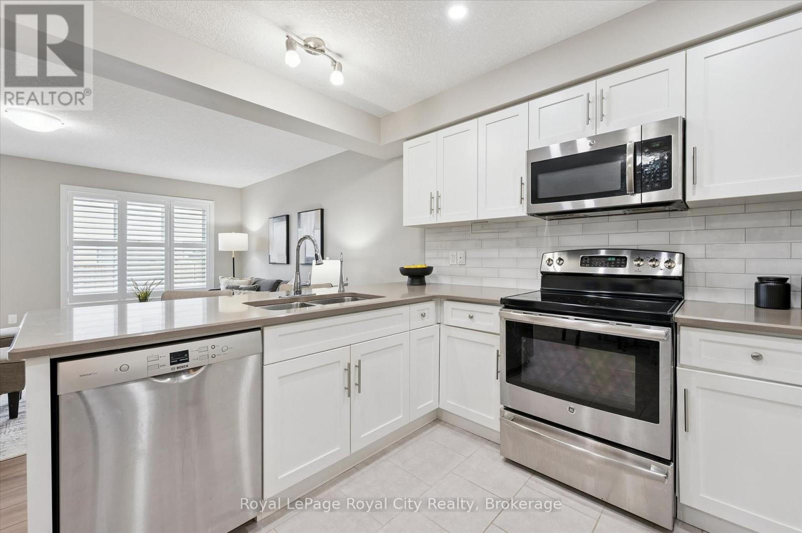 5 Sandybay Avenue, Kitchener, ON - Indoor Photo Showing Kitchen With Double Sink With Upgraded Kitchen