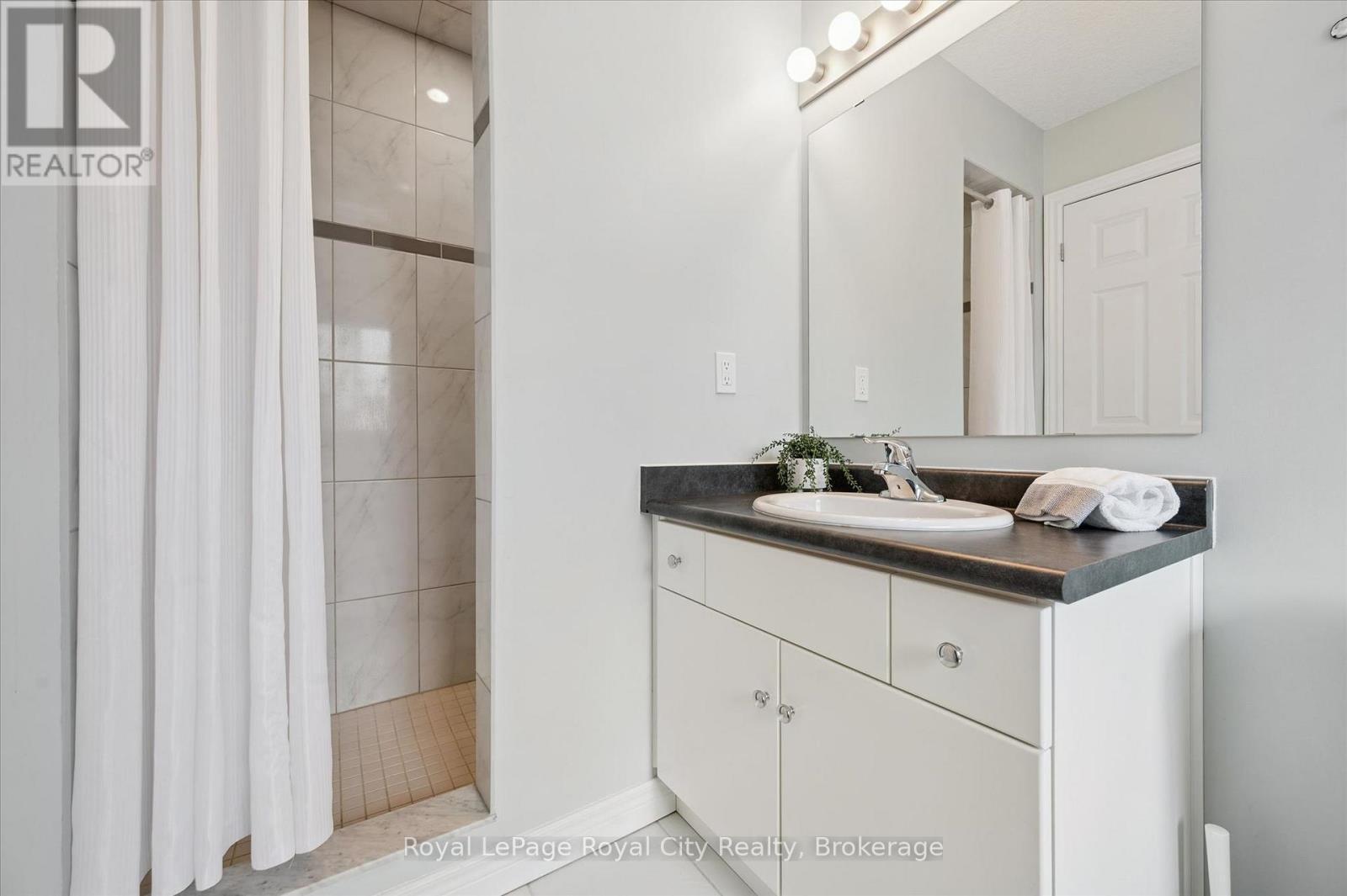 5 Sandybay Avenue, Kitchener, ON - Indoor Photo Showing Bathroom