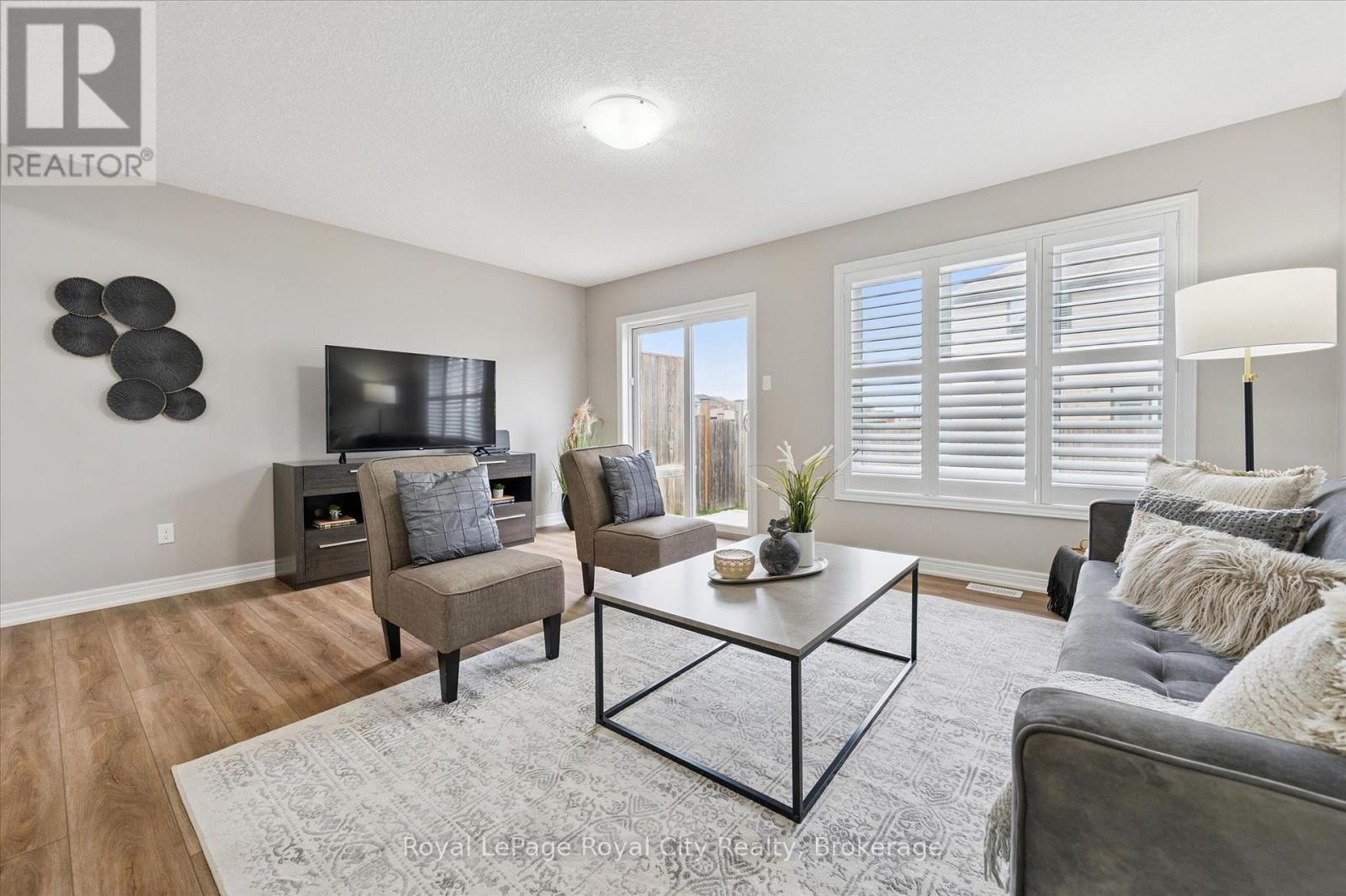 5 Sandybay Avenue, Kitchener, ON - Indoor Photo Showing Living Room
