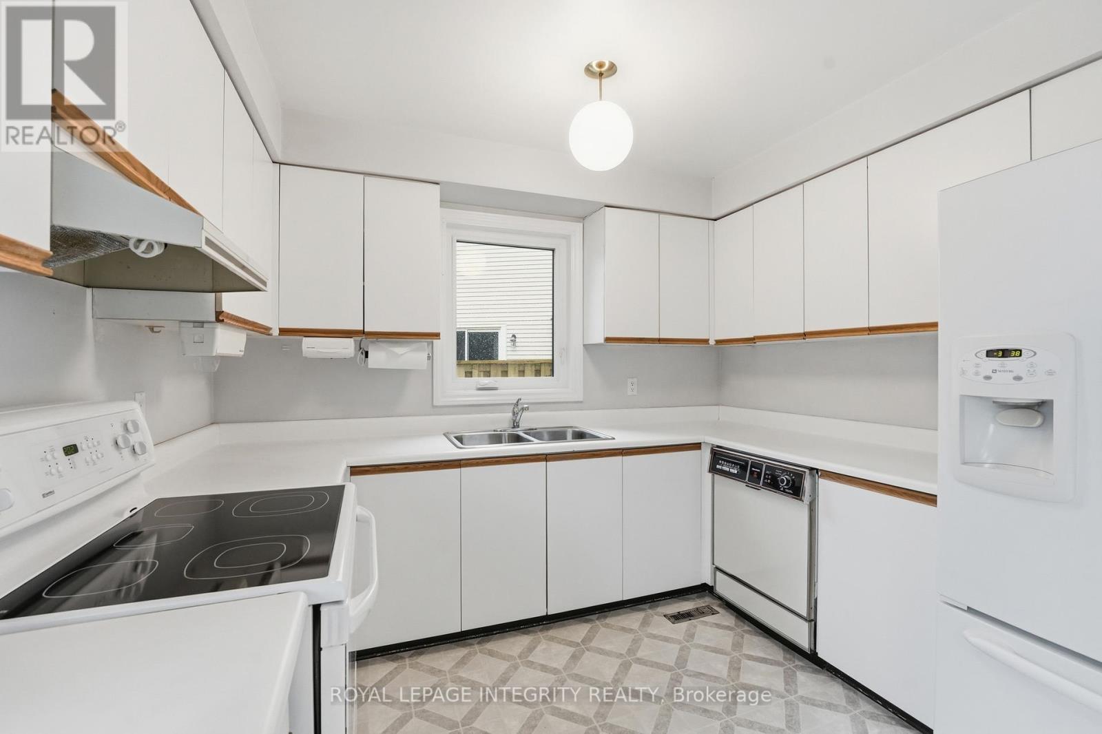Kitchen - 2133 Lenester Avenue, Ottawa, ON - Indoor Photo Showing Kitchen With Double Sink