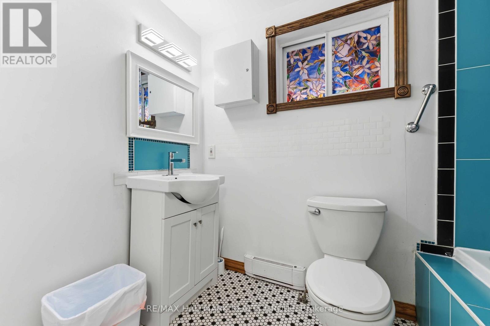 24 Patro Street, Ottawa, ON - Indoor Photo Showing Bathroom