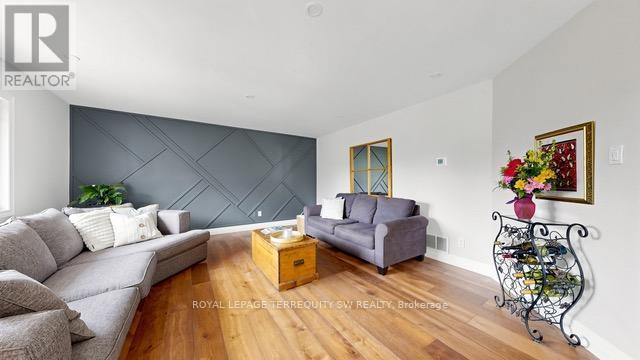 Main - 9 Gilbert Drive, Aurora, ON - Indoor Photo Showing Living Room